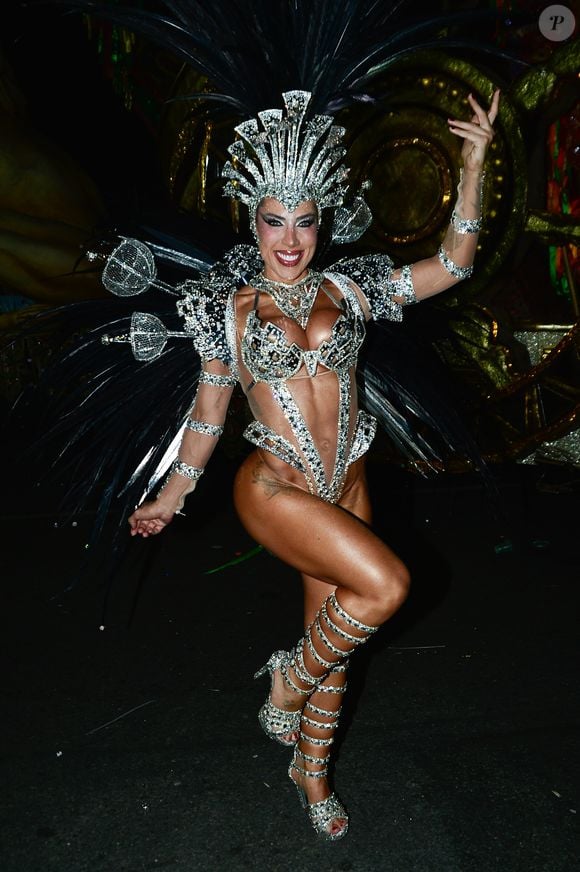Tati Minerato escolheu fantasia cavada em desfile da Grande Rio