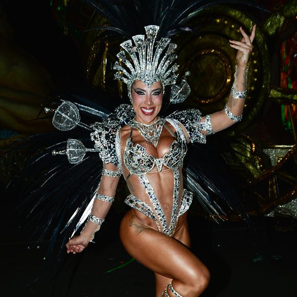 Tati Minerato escolheu fantasia cavada em desfile da Grande Rio