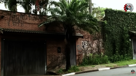 Mansão da família Richthofen foi pichada com frases que criticavam Suzane e pediam Justiça pela morte do casal