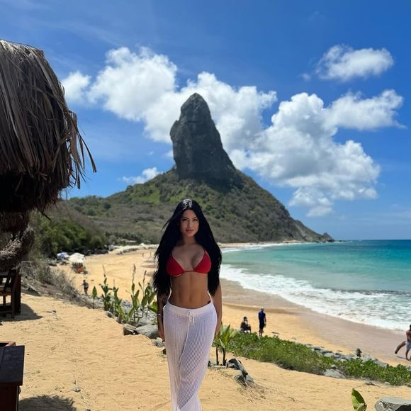 Fashionista, Rayane Figliuzzi também vê seus biquínis como composição de looks praianos