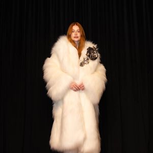 Novamente com um ponto de luz, Marina Ruy Barbosa incrementou uma rosa gigante e prateada ao casaco