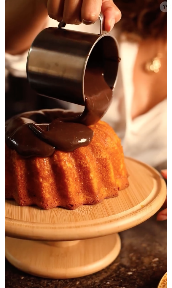 Cubra o bolo de cenoura com a calda e acrescente os brigadeiros por cima