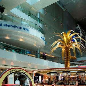 O Dubai International Hotel, localizado dentro do aeroporto frequentado por Virginia Fonseca em Dubai, oferece suítes de luxo para conexões internacionais e viagens executivas