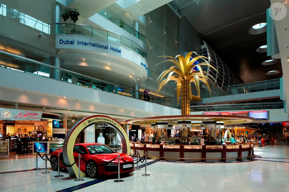 O Dubai International Hotel, localizado dentro do aeroporto frequentado por Virginia Fonseca em Dubai, oferece suítes de luxo para conexões internacionais e viagens executivas