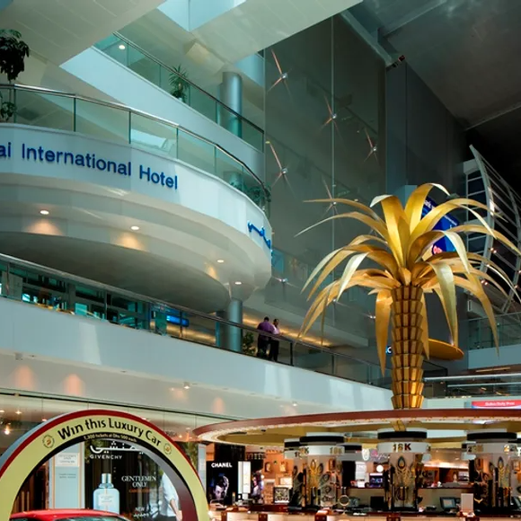 O Dubai International Hotel, localizado dentro do aeroporto frequentado por Virginia Fonseca em Dubai, oferece suítes de luxo para conexões internacionais e viagens executivas