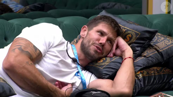 Jonas e Jordana se abraçaram e causaram suposto ciúme em Marciele, de acordo com a web