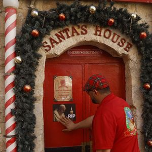 Jerusalém: um fiel presta homenagem após a notícia da morte do Papa Francisco