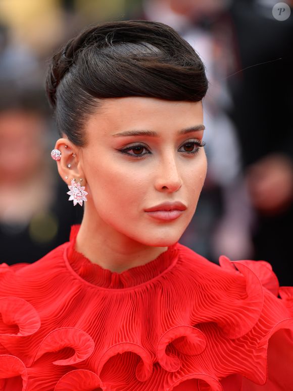 Livia Nunes exibe maquiagem com lápis de olho preto na linha d'água em Cannes 2025