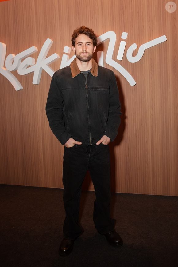 Felipe Ricca, filho de Adriana Esteves, apostou em uma jaqueta preta com gola em suede marrom para curtir o 4º dia do Rock in Rio