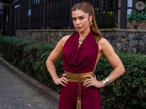 Arminda (Grazi Massafera) pressiona o filho, Raul (Paulo Mendes), a assinar a documentação da empresa no capítulo da novela 'Três Graças' de 1º de novembro de 2025, sábado