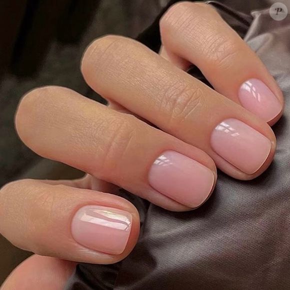 Unhas de sabão: nesta técnica de soap nails o visual das unhas foi mantido mais curto, com as laterais mais arredondadas. O esmalte escolhido tinha fundo mais rosado.