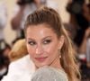 No Dia das Mães, Gisele Bündchen posta primeiras fotos com filho bebê de 3 meses e web faz pedido crucial