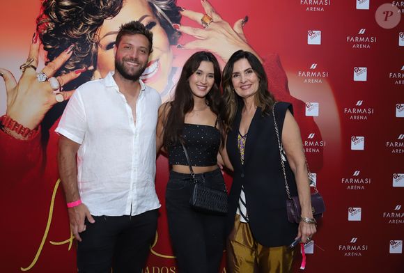 Fátima Bernardes posou com a filha Bia Bonemer e o namorado da jovem durante show de Alcione