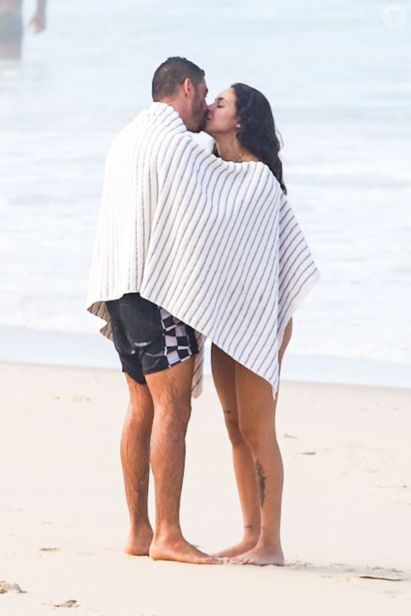Cauã Reymond e Luana Mandarino foram flagrados aos beijos em praia do Rio em 2025