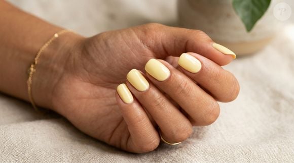 O amarelo-manteiga chega à primavera com sua versão pastel, delicada e feminina. Nas unhas curtas, o tom luminoso ajuda a destacar o bronzeado e deixa as mãos mais alegres