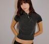 A gola de inspiração japonesa é um dos grandes diferenciais do suéter da Bershka. Com design mao e fechamento assimétrico, o modelo remete aos tradicionais fechos ornamentais orientais e substitui os botões convencionais por alamares