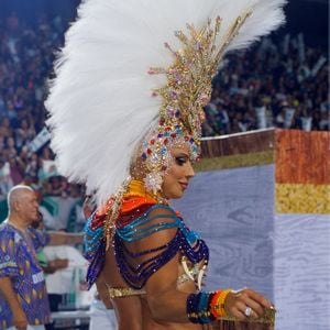 Bumbum de Viviane Araujo roubou a cena em desfile da Mancha Verde