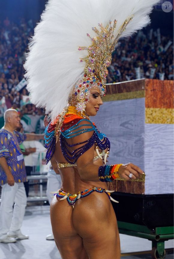 Bumbum de Viviane Araujo roubou a cena em desfile da Mancha Verde