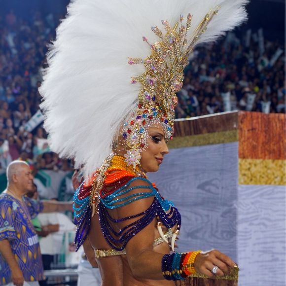Bumbum de Viviane Araujo roubou a cena em desfile da Mancha Verde