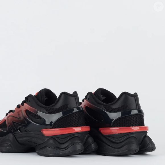 O New Balance 9060 U9060IDZ tem preço informado de R$ 909,93, ou R$ 846,23 no Pix segundo anúncio na loja Virus 41. Com design ousado e combinação de preto e vermelho, o modelo reúne características que podem atrair quem procura um sneaker marcante para produções casuais