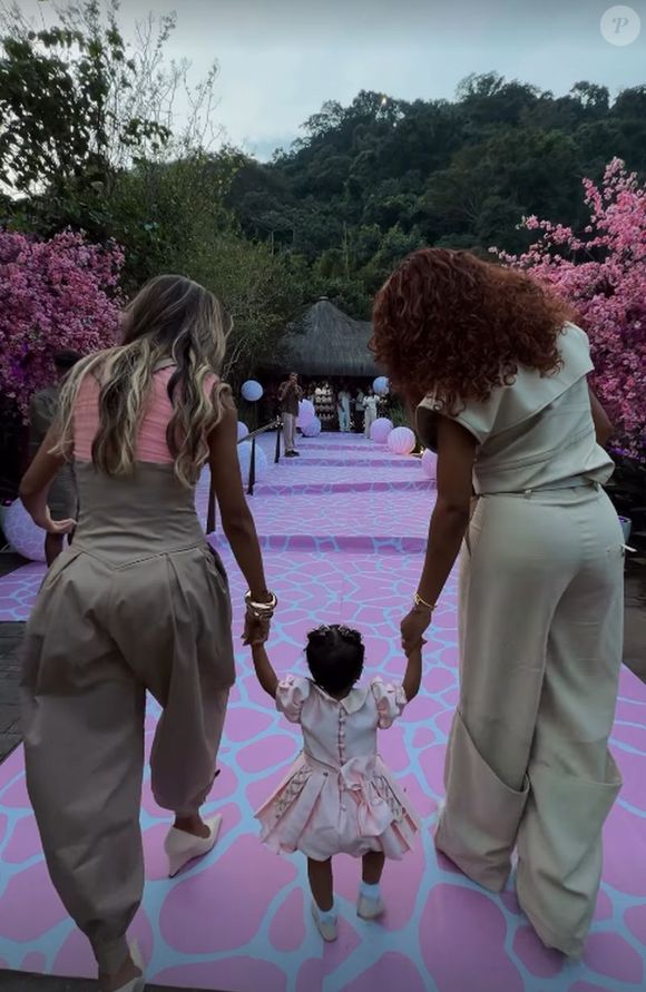 A festa de Zuri, filha de Ludmilla e Brunna Gonçalves, teve muitos detalhes na cor rosa