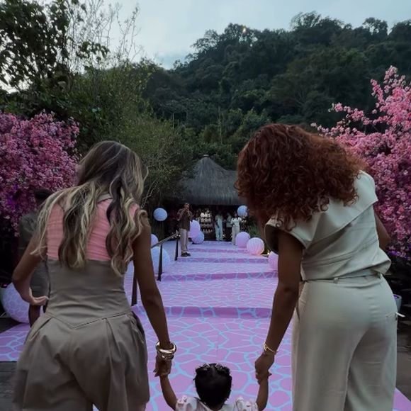 A festa de Zuri, filha de Ludmilla e Brunna Gonçalves, teve muitos detalhes na cor rosa