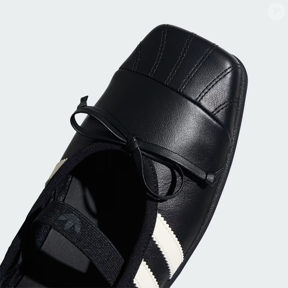 A releitura da clássica Superstar ganha biqueira quadrada no modelo criado em parceria com Jennie, trazendo uma aparência renovada para o tradicional tênis da adidas Originals