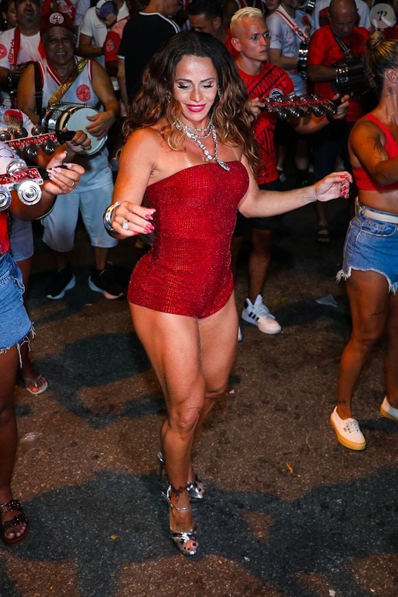 'Tá com o corpo da Gracyanne Barbosa', comentou uma internauta sobre o shape de Viviane Araújo