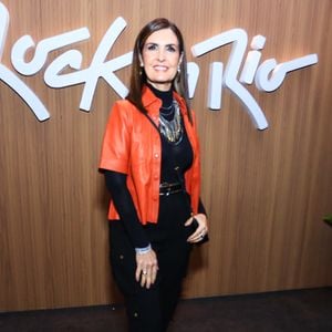 Fátima Bernardes quebrou o all black com uma blusa laranja para o 3º dia do Rock in Rio
