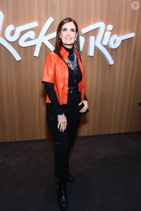 Fátima Bernardes quebrou o all black com uma blusa laranja para o 3º dia do Rock in Rio