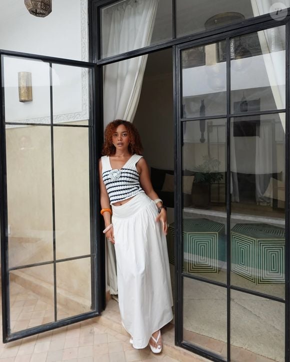 Vale usar a sandália papete da Usaflex com cores mais tradicionais, como preto e branco, e também apostar no verde oliva ou vinho, grandes apostas para a meia estação 2026.