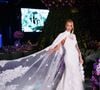 Nesta quarta-feira (30), a influenciadora digital surgiu com um vestido de noiva arrebatador para renovar os votos com o empresário em uma festa luxuosa que também celebrou os 70 anos do marido