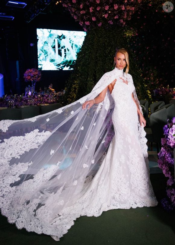 Nesta quarta-feira (30), a influenciadora digital surgiu com um vestido de noiva arrebatador para renovar os votos com o empresário em uma festa luxuosa que também celebrou os 70 anos do marido