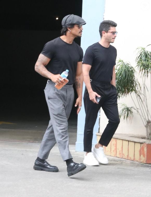 Arthur Aguiar e Micael Borges se despediram de Lua Blanco durante o velório realizado no Cemitério Vertical Memorial do Carmo, no centro do Rio de Janeiro, nesta segunda-feira (19). Os atores fizeram parte do elenco de 'Rebelde', novela que projetou Lua nacionalmente e marcou a trajetória profissional dos artistas