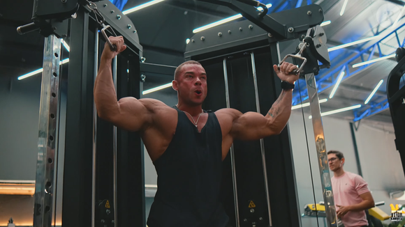 Disputa acirrada: brasileiro supera o romeno Andrei Dei na final e garante o topo do pódio no Arnold UK