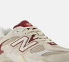Com cabedal em camurça premium e mesh, o New Balance 9060 'Linen Burgundy' resgata a estética retrô dos anos 2000 e aposta em tons sofisticados de bege e vinho para compor produções elegantes e atemporais
