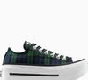 O clássico xadrez das festas juninas ganhou um toque fashionista no novo tênis da Converse. O modelo plataforma mistura conforto, estilo e alguns centímetros extras, se tornando aposta perfeita para mulheres baixinhas nesta temporada de inverno