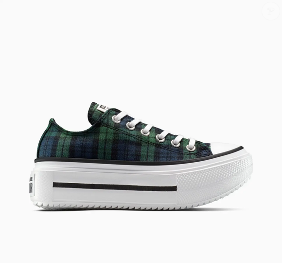 O clássico xadrez das festas juninas ganhou um toque fashionista no novo tênis da Converse. O modelo plataforma mistura conforto, estilo e alguns centímetros extras, se tornando aposta perfeita para mulheres baixinhas nesta temporada de inverno