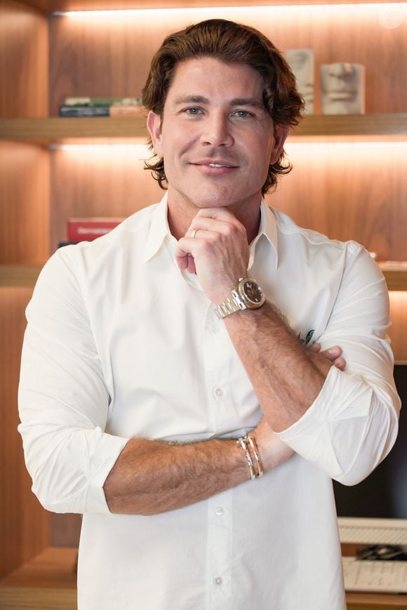 O dermatologista Dr. Alberto Cordeiro foi o responsável pelo procedimento realizado por Simaria durante a preparação para sua volta aos palcos