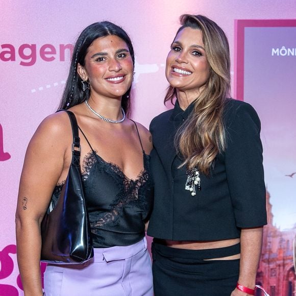Flávia Alessandra marcou presença na estreia de Minha Melhor Amiga ao lado da filha, Giulia. Para a ocasião, a atriz escolheu um visual preto sofisticado, com cropped estruturado, saia longa e detalhes que quebraram a sobriedade da produção, enquanto o sapato bicolor de poás trouxe uma informação fashion ao look