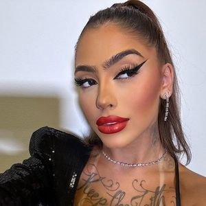 Além dos diversos procedimentos estéticos, MC Mirella também fez diversas alterações em seu visual