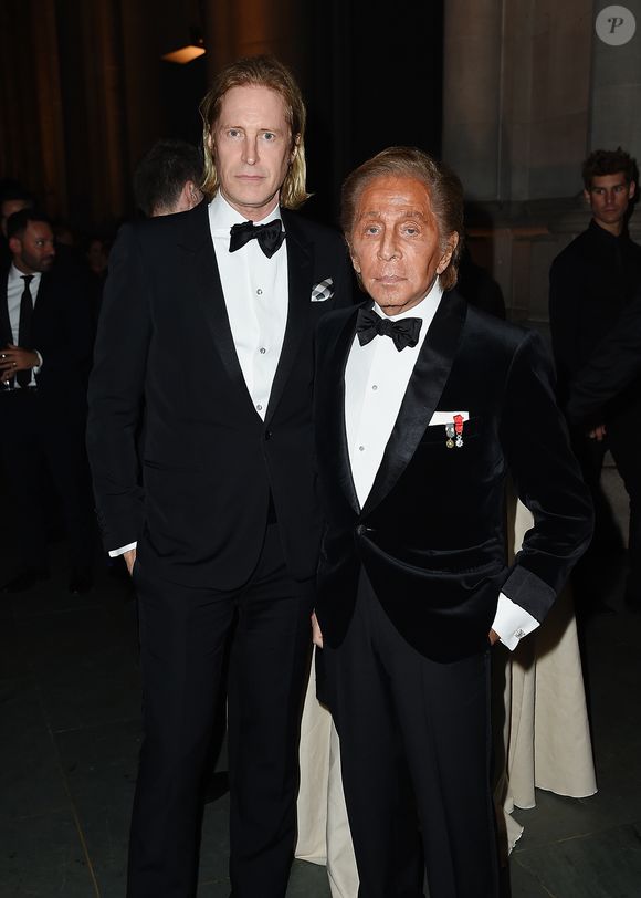 Desde 1982, Valentino Garavani vivia com seu companheiro Bruce Hoeksema, ex-vice-presidente da maison Valentino