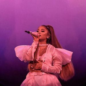 5. Ariana Grande: Excuse Me, I Love You (2020) – Netflix - Gravado durante a turnê “Sweetener World Tour”, esse documentário-show mistura performances ao vivo com bastidores da rotina de Ariana pelo mundo. Com hits como “No Tears Left to Cry”, “God is a Woman” e “Into You”, é um prato cheio para os fãs da voz poderosa e estética impecável da cantora.
