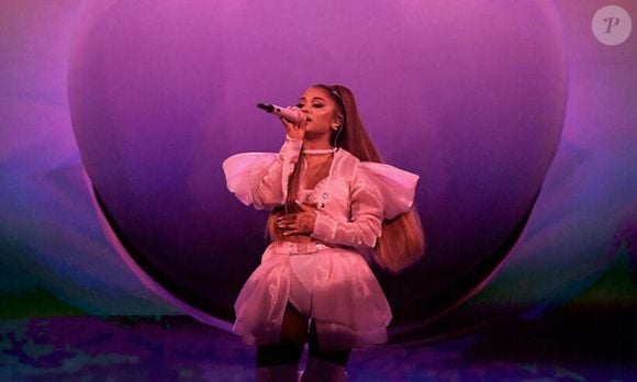 5. Ariana Grande: Excuse Me, I Love You (2020) – Netflix - Gravado durante a turnê “Sweetener World Tour”, esse documentário-show mistura performances ao vivo com bastidores da rotina de Ariana pelo mundo. Com hits como “No Tears Left to Cry”, “God is a Woman” e “Into You”, é um prato cheio para os fãs da voz poderosa e estética impecável da cantora.