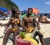 Clara Moneke com o namorado Breno Ferreira, na Praia do Leme, zona sul do RJ.
