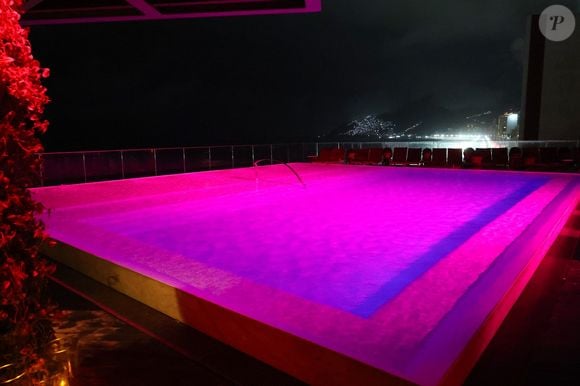 Piscina do Hotel Fasano Rio de Janeiro foi iluminada de rosa durante a celebração do Outubro Rosa 2026