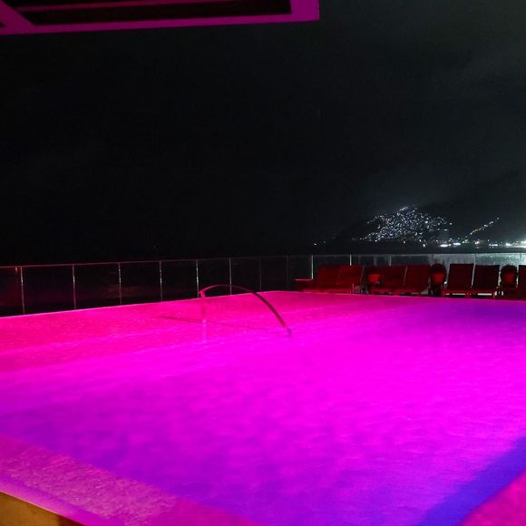Piscina do Hotel Fasano Rio de Janeiro foi iluminada de rosa durante a celebração do Outubro Rosa 2026