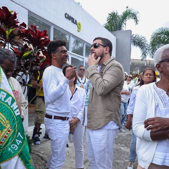 O humorista Héio De La Peña esteve presente no sepultamento de Arlindo Cruz, neste domingo, no bairro Sulacap, no Rio de Janeiro