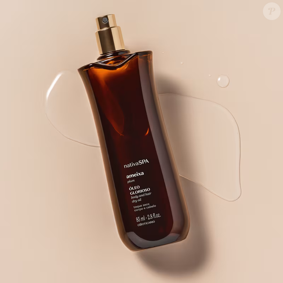 Pensando nisso, o “perfume perfeito” para a final talvez nem seja um perfume, mas sim a combinação inteligente que a jornalista levou na mala em um produto 2 em 1. Estou falando do Óleo Multifuncional Glorioso Corpo e Cabelos Nativa SPA Ameixa, de O Boticário, com valor de R$ 142,90