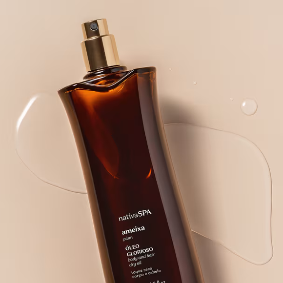 Pensando nisso, o “perfume perfeito” para a final talvez nem seja um perfume, mas sim a combinação inteligente que a jornalista levou na mala em um produto 2 em 1. Estou falando do Óleo Multifuncional Glorioso Corpo e Cabelos Nativa SPA Ameixa, de O Boticário, com valor de R$ 142,90